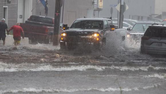 Automóviles circulan por una calle inundada mientras las fuertes lluvias de los remanentes de la tormenta tropical Fred caen en Lynn, Massachusetts, Estados Unidos. (Foto: EFE / EPA / CJ GUNTHER).