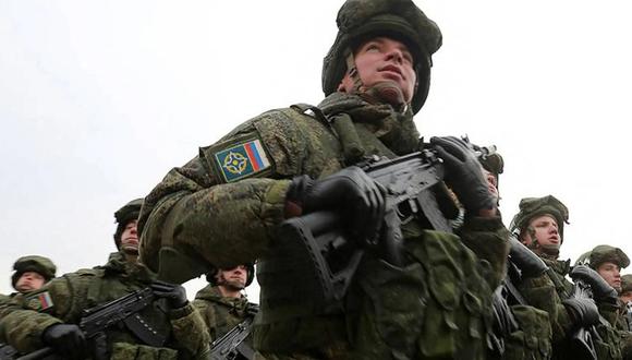 Tropas rusas con armamento se preparan para luchar en el frente de la guerra con Ucrania. (Foto de Reuters)