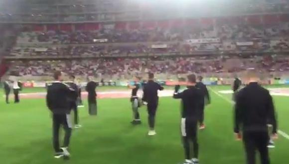 Los futbolistas de Nueva Zelanda mostraron su asombro de esta manera cuando pisaron el césped de la casa de la selección de Perú. (Foto: captura de video)