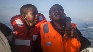 El llanto de niños huérfanos al ser rescatados del Mediterráneo