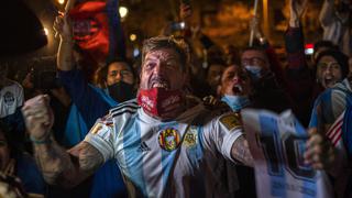 Con velas y fotografías, seguidores se despiden de Maradona en Barcelona | FOTOS Y VIDEO