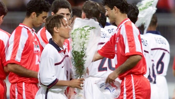 Los jugadores de Irán entregaron rosas blancas a Estados Unidos, previo a jugarse el partido por la Copa del Mundo de 1998.(Foto: ERIC FEFERBERG / AFP).