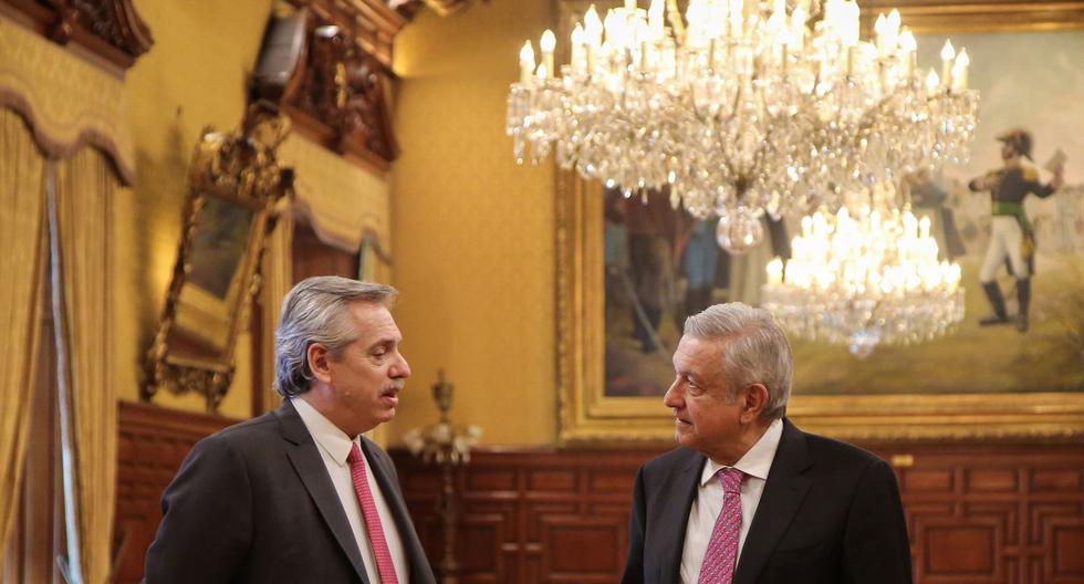 Alberto Fernández (izq.) y Andrés Manuel López Obrador hablan durante una reunión en el Palacio Nacional de México. (AFP).