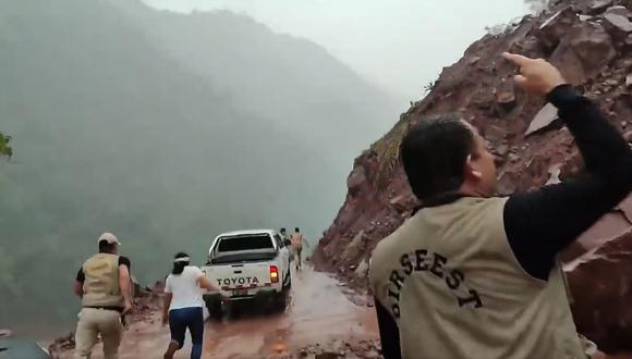 La caída de rocas y el huaico afectaron a congresistas que se trasladaban por Tarapoto. (Twitter: María del Carmen Alva)