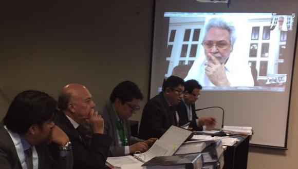 El dominicano Fortunato Canaán (en la pantalla), declara, vía skype, desde Santo Domingo. El también procesado Rómulo León escucha atentamente. (Foto: Poder Judicial)