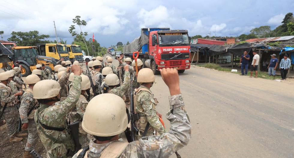 Soldados del Ejército mientras pasa el primer camión con destino a la ciudad de Puerto Maldonado.