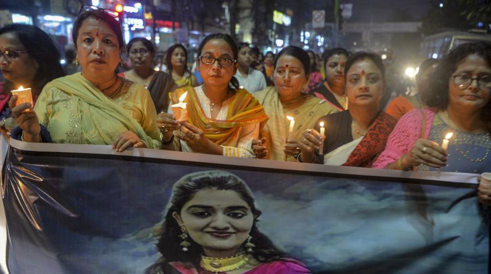 Centenares de personas rodearon este sábado una comisaría en India donde se hallaban detenidos cuatro hombres por la presunta violación colectiva y el asesinato de una joven, un nuevo caso de este tipo que conmocionó el país. (Foto: AFP).