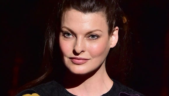 En 2015, Linda Evangelista se sometió a un procedimiento estético que la dejó "deformada", según sus palabras, hecho que la llevó a sentir vergüenza y alejarse del foco público (Foto: Giuseppe Cacace / AFP)