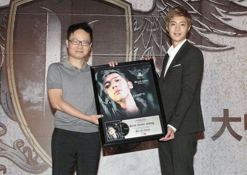 Kim Hyun Joong recibe dos discos platino. (Foto: Difusión).