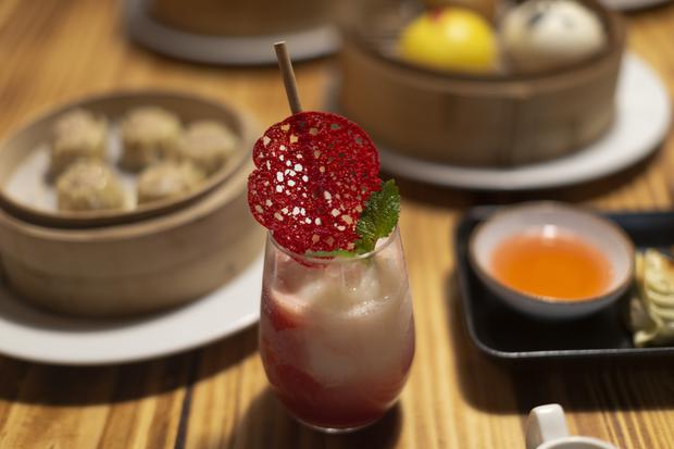 Yin Yang served on the table.  This signature cocktail is prepared with lychee, coconut cream, vodka, vanilla and red berries.  A refreshing and icy delight.  (Photo: Renzo Salazar / El Comercio)