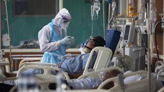 India: la desesperada lucha del personal médico para salvar vidas ante frenético avance del coronavirus | VIDEO