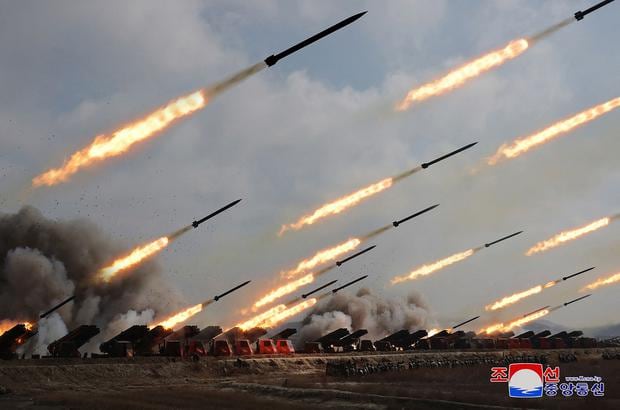 Un ejercicio de entrenamiento de artillería de fuerzas conjuntas en un lugar no revelado en Corea del Norte, el 7 de marzo de 2024. (Foto de KCNA VIA KNS / AFP)