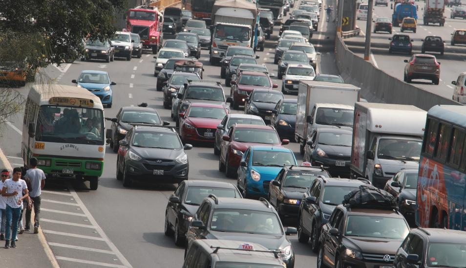 Con 18 votos a favor, 15 en contra y 1 abstención se aprobó este sistema ‘pico y placa’, que se aplicará este lunes 22 como plan piloto durante Lima 2019. (Foto: GEC)