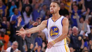 Curry marca 17 puntos en tres minutos y NBA le dice "marciano"