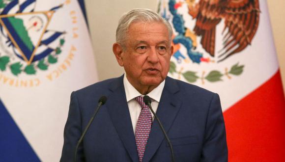 El presidente de México, Andrés Manuel López Obrador, habla con los medios de comunicación durante su visita a la Casa Presidencial en San Salvador, El Salvador.
