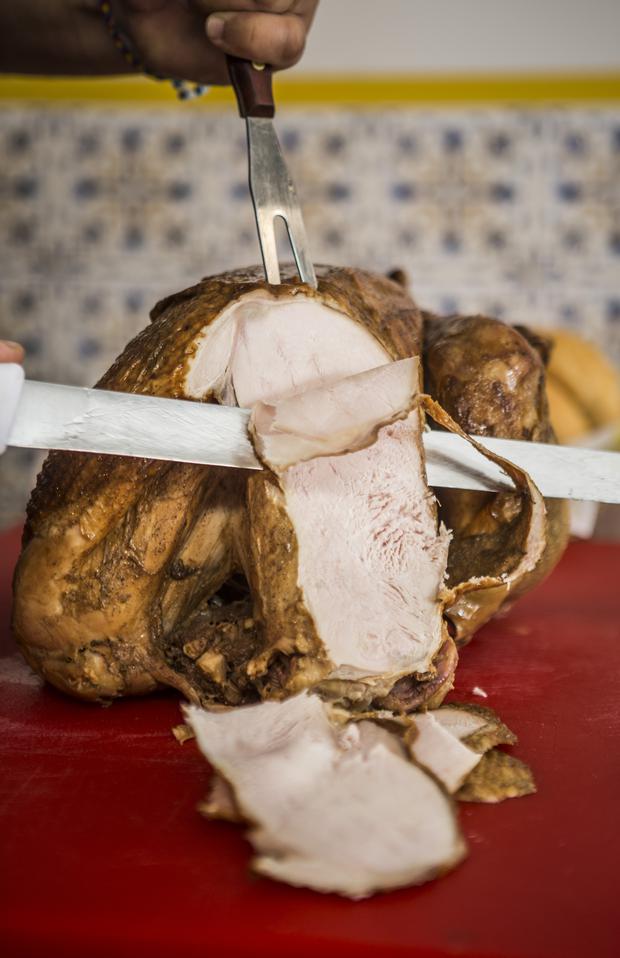 Turkey has been on the menu at El Chinito since the 1960s and its preparation was already a form of fusion: mensi, sillao and oysters were mixed with pisco to smear it. 