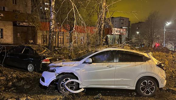 Vyacheslav Gladkov, gobernador de la región de Belgorod, muestra los daños después de una explosión en la ciudad de Belgorod. (Foto de Handout / TELEGRAM / VVGLADKOV / AFP)