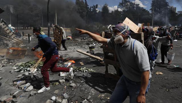 Los disturbios se concentraron esta vez en torno al parque El Arbolito, el espacio público tomado por los miles de miembros de la Confederación de Nacionalidades Indígenas del Ecuador (Conaie) llegados a la capital en los últimos días.(Foto: EFE).