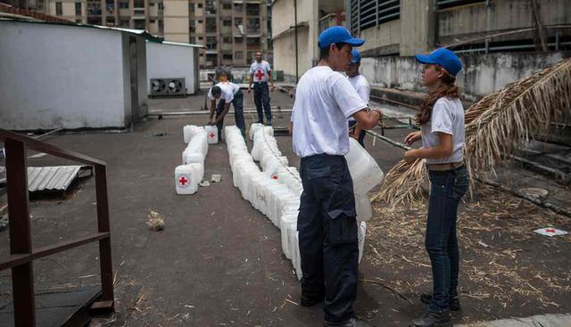 Algunos acudieron en búsqueda de medicinas, pero solo ofrecían bidones de agua. (Foto: AFP)