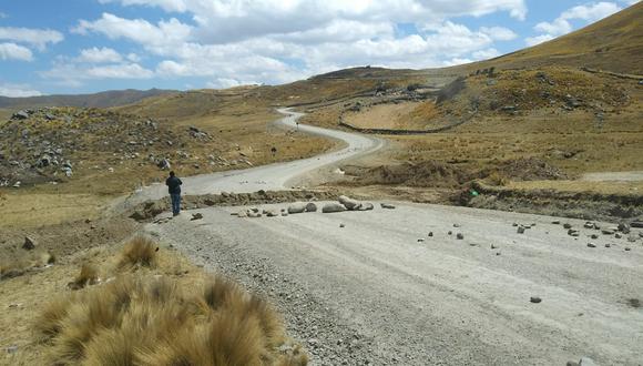 El tramo del corredor minero que cruza la comunidad de Cancahuani ha sido bloqueado. (Foto: cortesía)