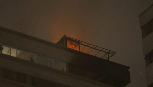 Incendio destruye parte alta del edificio de Av. Alcanfores, en Miraflores. Foto: GEC