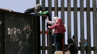 EE.UU. sigue sin encontrar a los padres de 545 niños separados de ellos hace dos años en la frontera con México