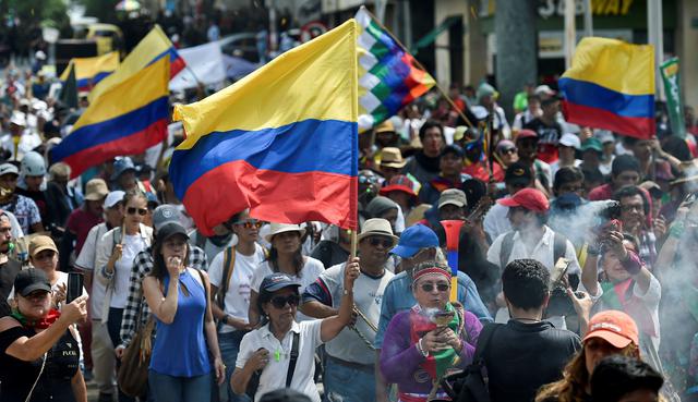 Manifestantes antigubernamentales marchan en Cali, Colombia. (AFP / Luis ROBAYO).