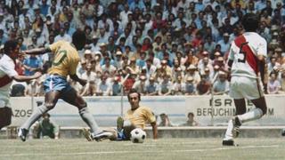 Pelé, el precursor publicitario en el fútbol que quebró un pacto histórico por atarse los chimpunes ante Perú