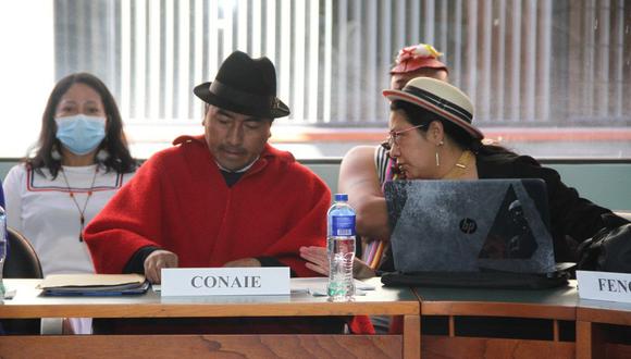 El presidente de la Confederación de Nacionalidades Indígenas (Conaie), Leonidas Iza (izq.), junto a los representantes del Gobierno ecuatoriano durante una reunión dónde elaboraron una hoja de ruta para el diálogo, en Quito (Ecuador).
