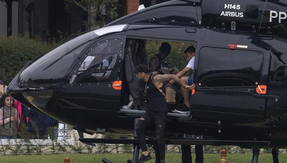 Neymar descendiendo de su vehículo personal en las instalaciones de Granja Comary. (Foto: AFP)