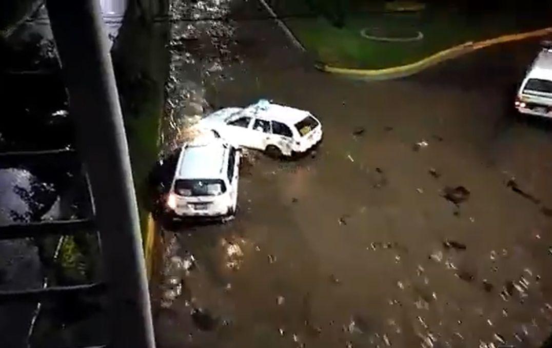 Las intensas lluvias que se reportaron desde ayer por la mañana en la ciudad y continuaron durante todo el día, ocasionando inundaciones en calles, viviendas, centros comerciales, terminales, entre otros lugares. (Foto: Captura Twitter)