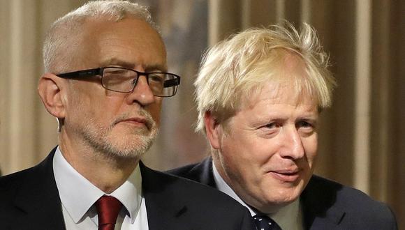 El primer ministro británico, Boris Johnson (derecha) y el principal líder opositor del Partido Laborista Jeremy Corbyn encabezan la procesión de los miembros del parlamento a través del lobby central hacia la Cámara de los Lores. (Foto: AFP)