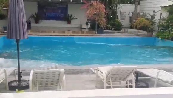 Se formaron pequeñas 'olas' en la piscina de un hotel durante el terremoto que azotó una región de Filipinas el 15 de diciembre | Foto: Captura de video / Viral Press / YouTube