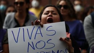 Feministas de Ecuador plantan cara a la Policía por abogada desaparecida | VIDEO