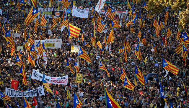 Nueva manifestación independentista en Barcelona tras fuertes disturbios. (Foto: AFP).