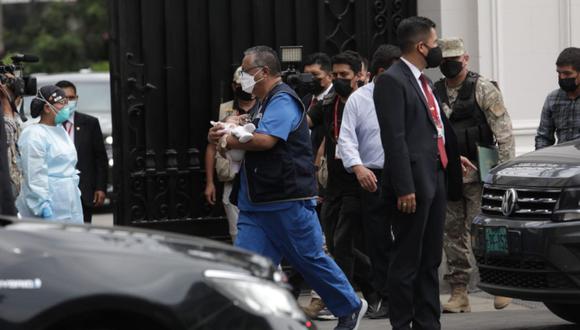 El ministro de Salud, Hernán Condori, traslada en brazos a la niña de 10 meses que llegó a Palacio de Gobierno procedente de Cañete y en helicóptero junto al presidente Castillo | Foto: Anthony Niño de Guzmán / @photo.gec