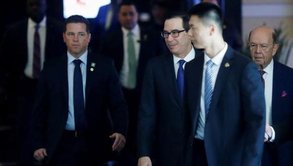 Miembros de la delegación comercial de EEUU que viajó a China, entre ellos el secretario del Tesoro Steven Mnuchin y el Secretario de Comercio Wilbur Ross, salen de un hotel en Pekín, China. (Foto: Reuters)