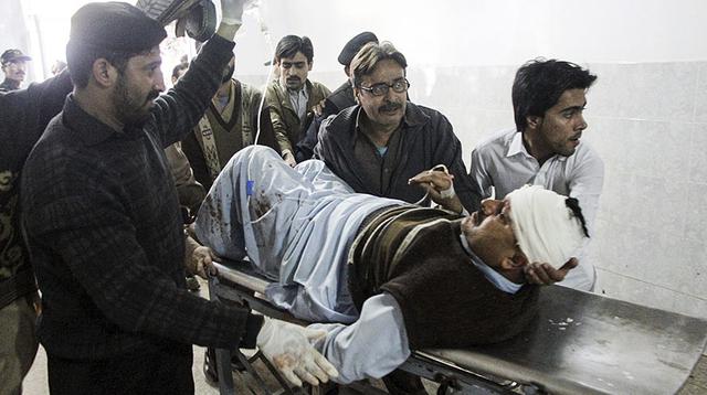 Atentado talibán deja al menos 7 muertos en tribunal pakistaní - 2
