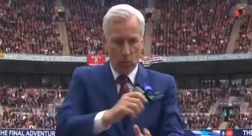 Pese a la derrota en la final de la FA Cup, Alan Pardew se robó el show y la atención de todos al hacer un baile tras el gol del Crystal Palace (Foto: Captura - YouTube)