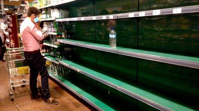 Limeños se abastecen de agua embotellada en supermercados - 1