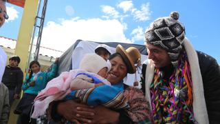 Puno: ministro Del Solar entrega kits de abrigo a niños y adultos mayores [FOTOS]