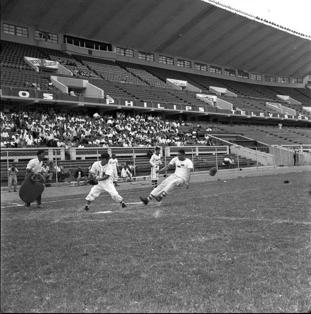 Enero de 1960. Una exhibición de béisbol en el Coloso de José Díaz. 
FOTO: Archivo Histórico El Comercio