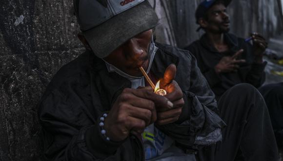 Los drogadictos fuman basuco, una droga altamente adictiva que consiste en cocaína de baja calidad mezclada con pasta de coca y otras sustancias. (Foto de JOAQUÍN SARMIENTO / AFP)
