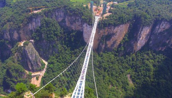 YouTube: El impresionante salto desde el puente de cristal más alto del mundo. (Foto: Reuters)