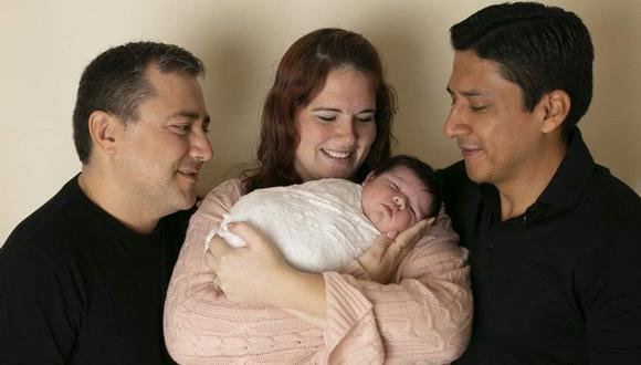 Marissa Muzzell dio a luz a Malena, hija del español Jesús (izquierda) y el mexicano Julio. (JENNIFER JACQUOT vía BBC)
