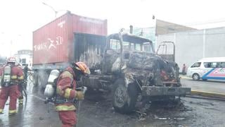 Motocicleta y camión se incendiaron tras chocar en avenida Argentina