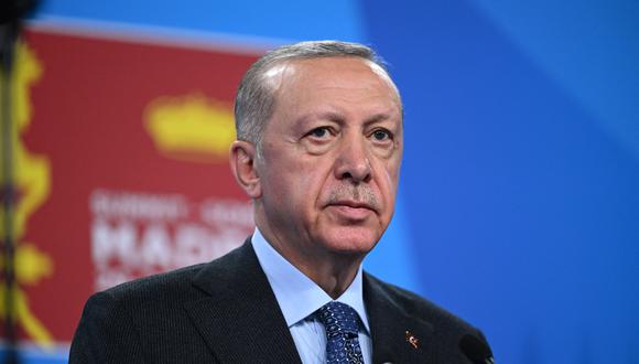 El presidente de Turquía, Recep Tayyip Erdogan, se dirige a los representantes de los medios de comunicación durante una conferencia de prensa en la cumbre de la OTAN en el centro de congresos de Ifema en Madrid, el 30 de junio de 2022. (Foto de GABRIEL BOUYS / AFP)