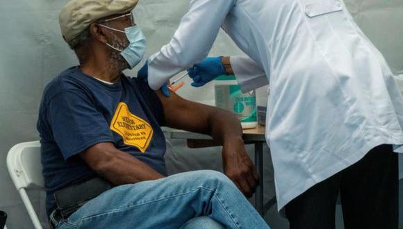 Los hospitales de Nueva York despiden y suspenden a trabajadores no vacunados contra el coronavirus. (REUTERS).