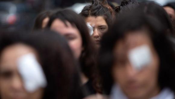 Una protesta de mujeres en Chile contra el uso de las balas de goma durante las manifestaciones. (Getty Images).