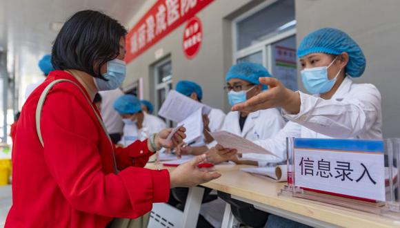 Una mujer registra información para la vacunación COVID-19 en el Hospital Jingcheng en la ciudad de Ruili en la provincia de Yunnan, suroeste de China. (Foro: Chen Xinbo / Xinhua vía AP)